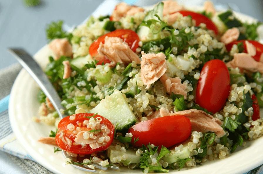 Ensalada de tabbouleh con salmón
