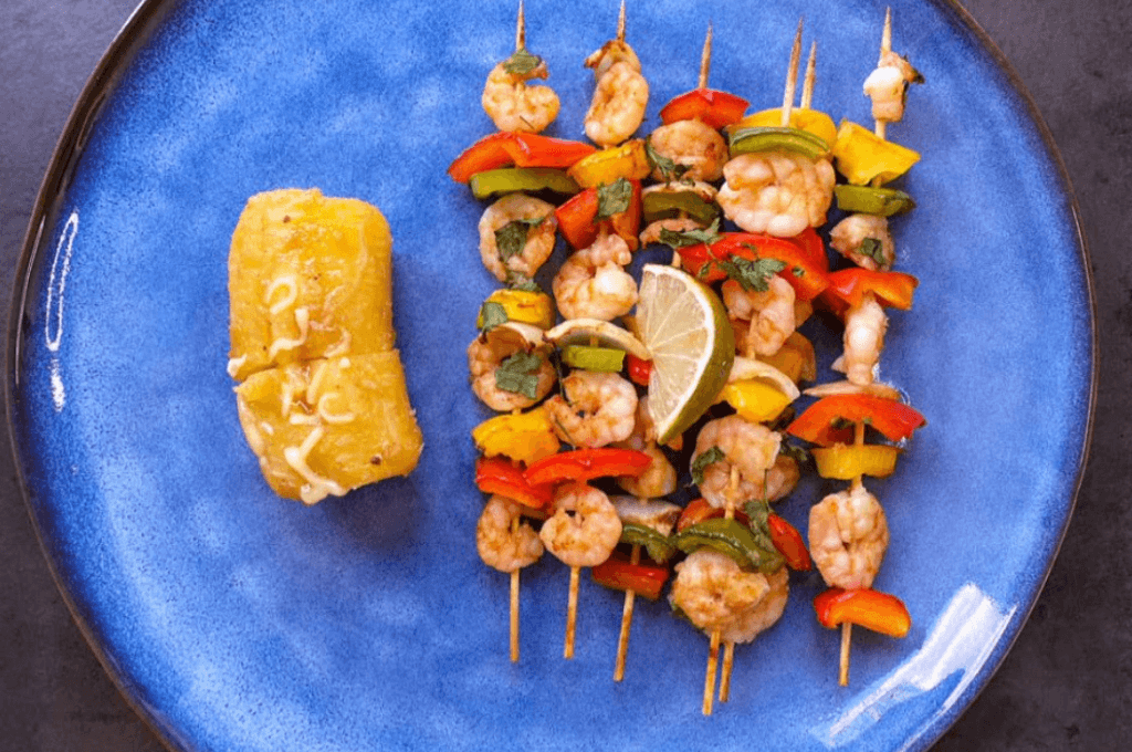 Pinchos de Camarón con Vegetales y Plátano