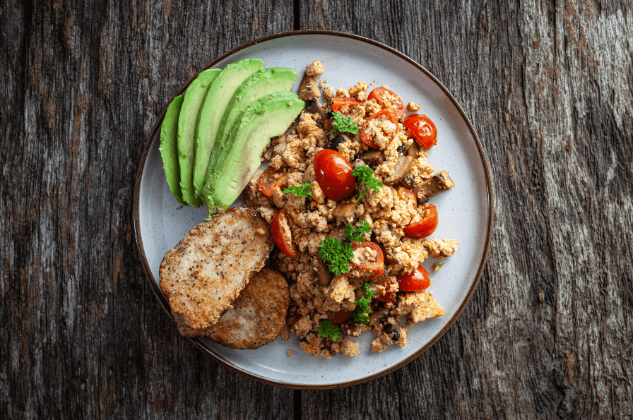 Tofu Revuelto con Vegetales, Aguacate y Papas