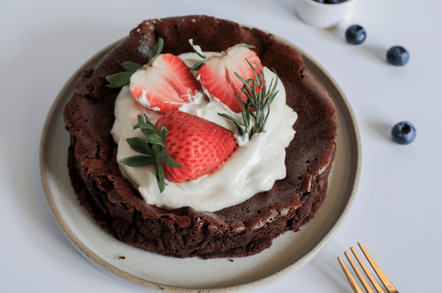 Pastel de cacao con fresas