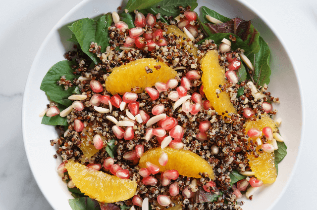 Ensalada de quinoa, granada, naranja y garbanzos asados
