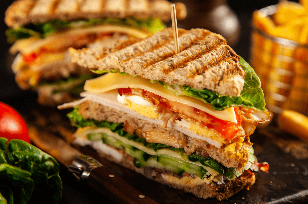 Sándwich de Pollo, Huevo, Tocineta y Vegetales