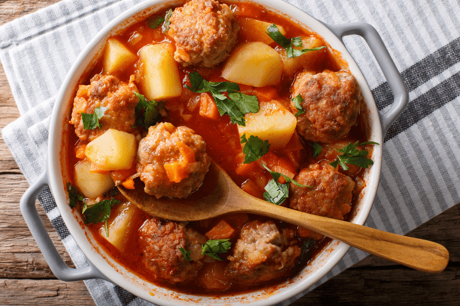 Guiso de Albóndigas con Papas y Zanahorias