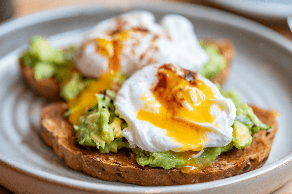 Tostada de Aguacate con Huevo Pochado