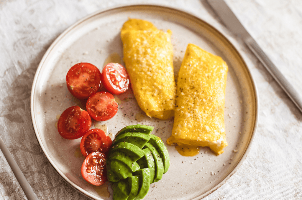 Omelette con Tomate Cherry y Aguacate