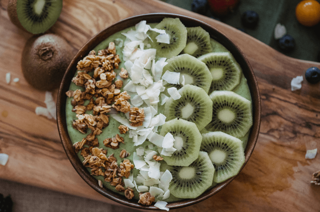 Bowl de Kiwi con Granola y Coco Rallado
