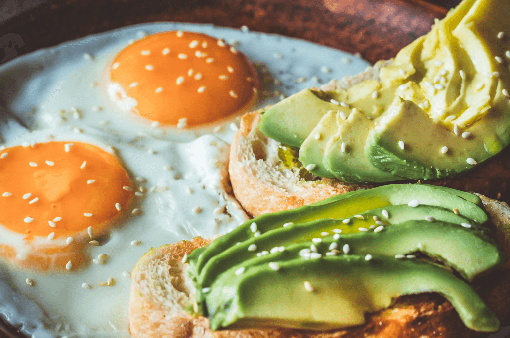 Huevo frito con tostadas y aguacate