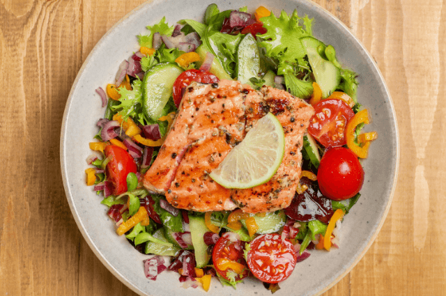 Ensalada de salmón con vegetales