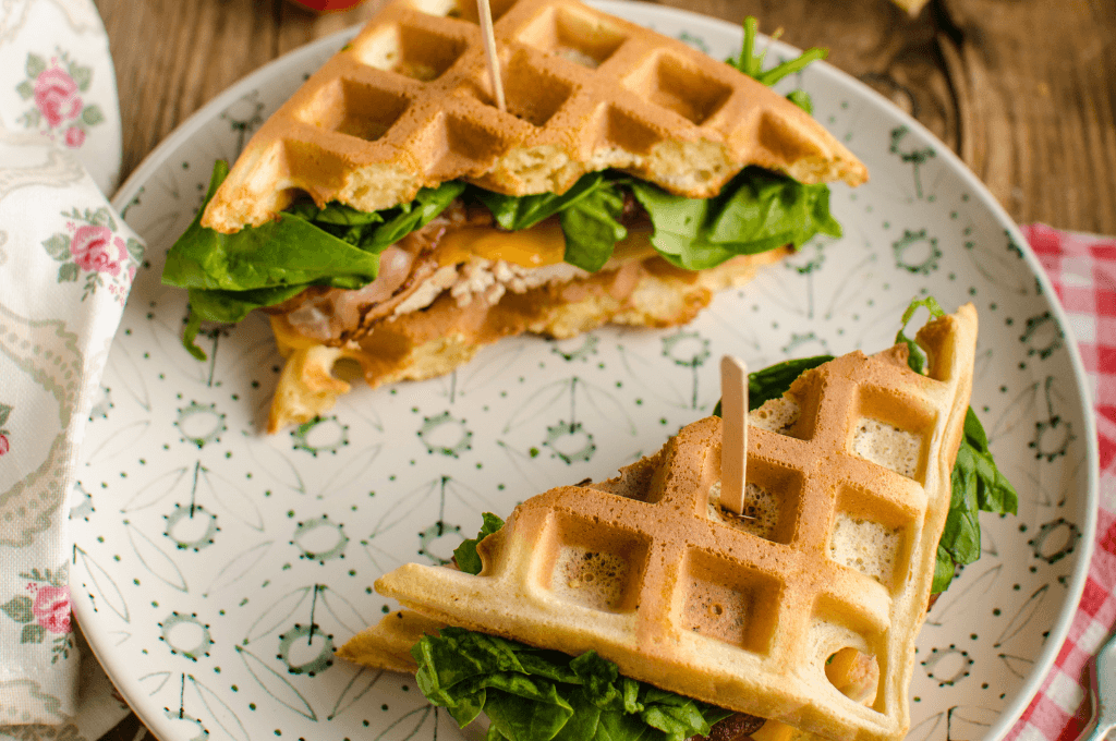 Sándwich de Waffle con Jamón, Queso y Vegetales
