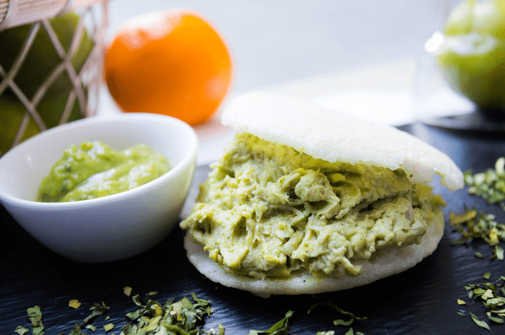 Arepas Rellenas de Pollo y Aguacate