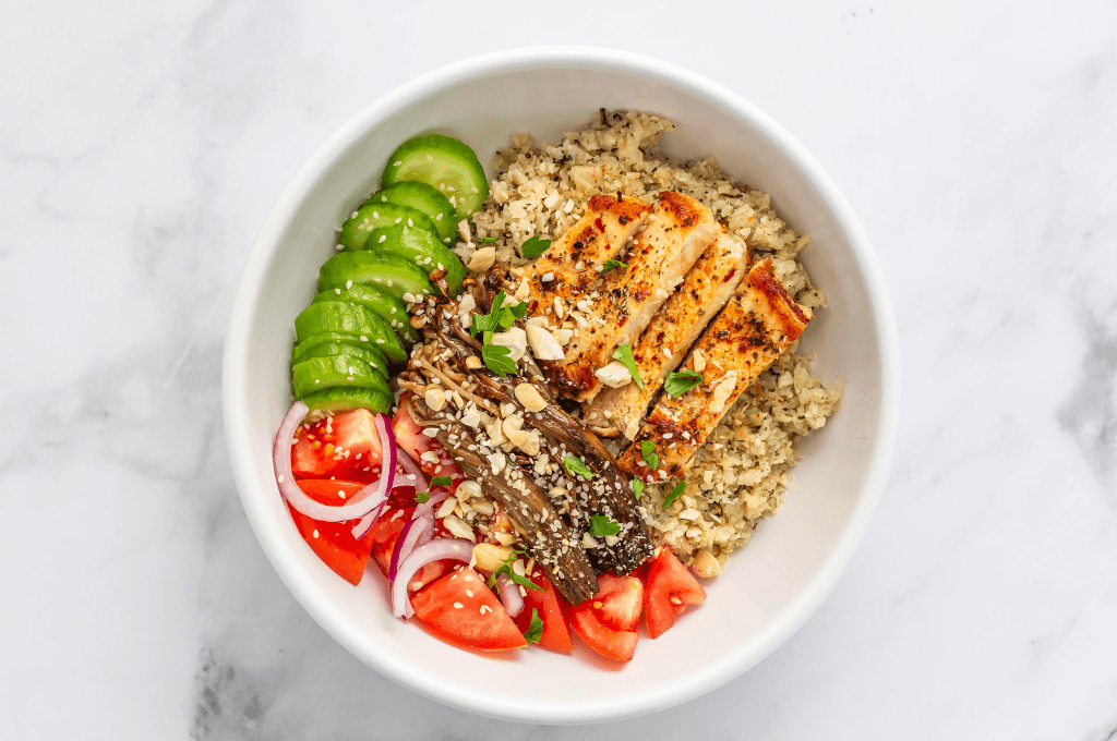 Bowl de Arroz de Coliflor con Pollo y Verduras