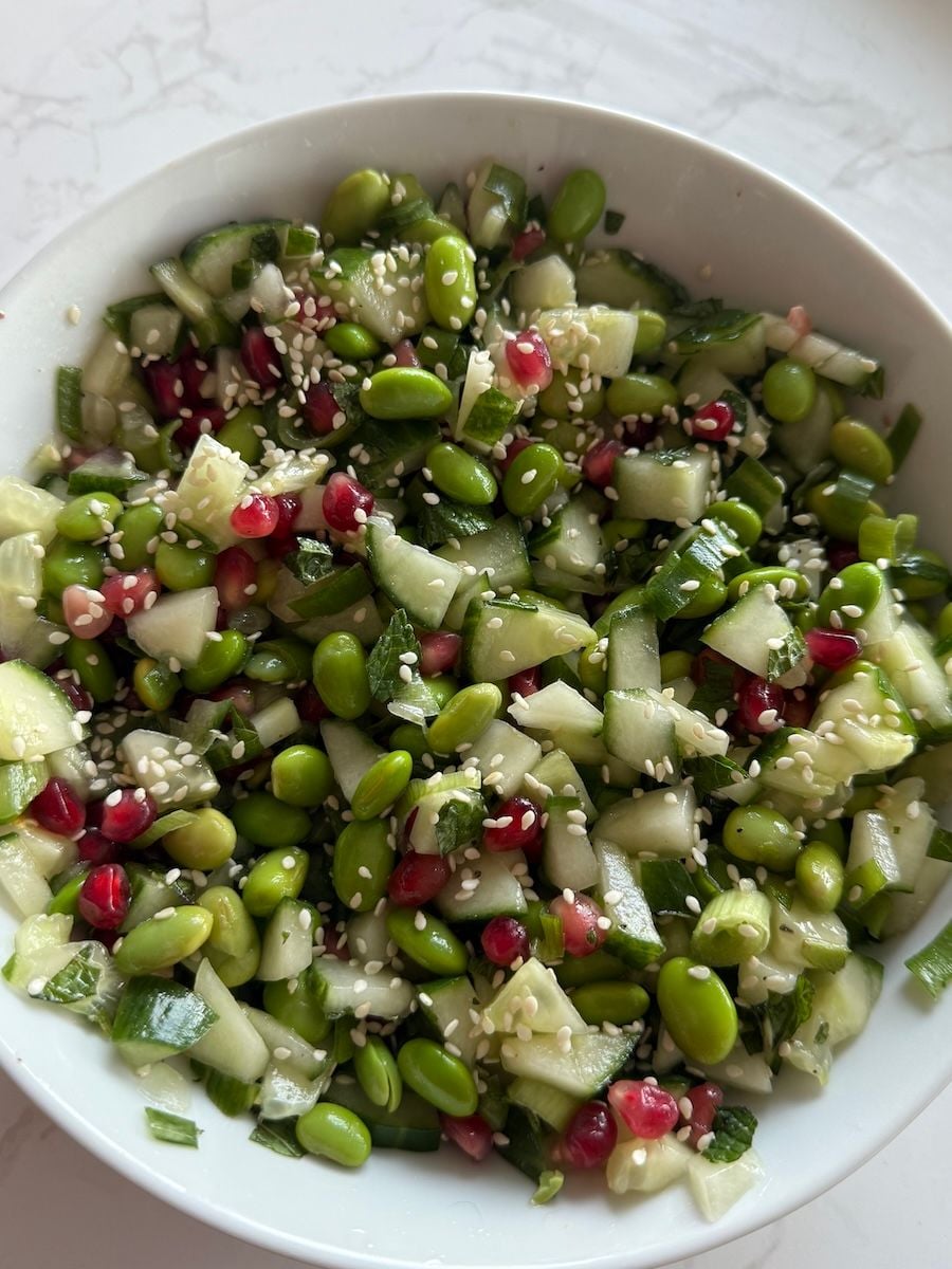 Ensalada de Pepino, Edamame y Semillas de Granada