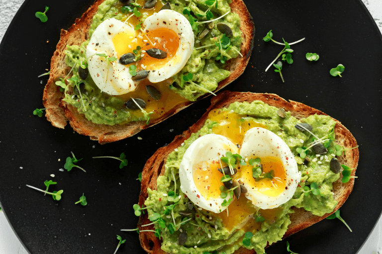 Tostadas de desayuno con aguacate y huevo
