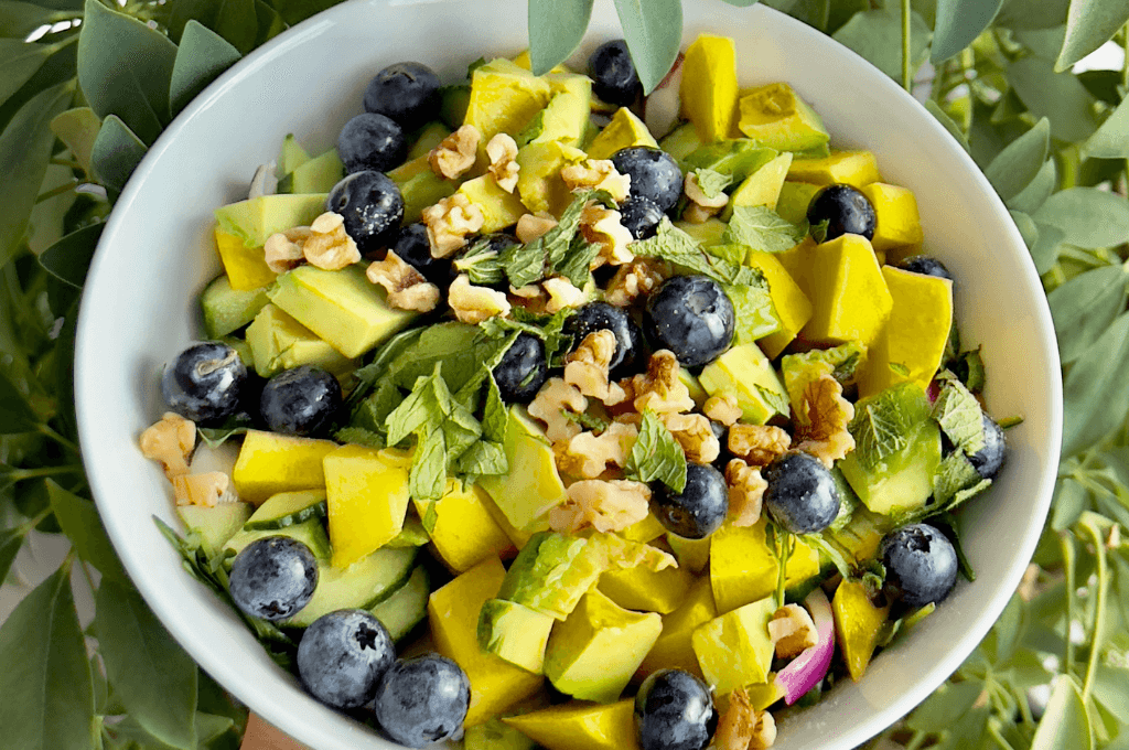 Ensalada de Mango, Aguacate y Pepino con Nueces y Arándanos