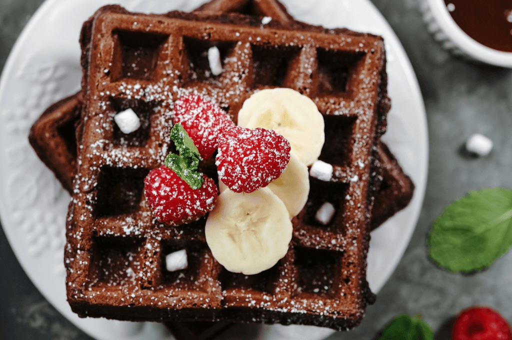 Waffles de cacao proteicos con fruta