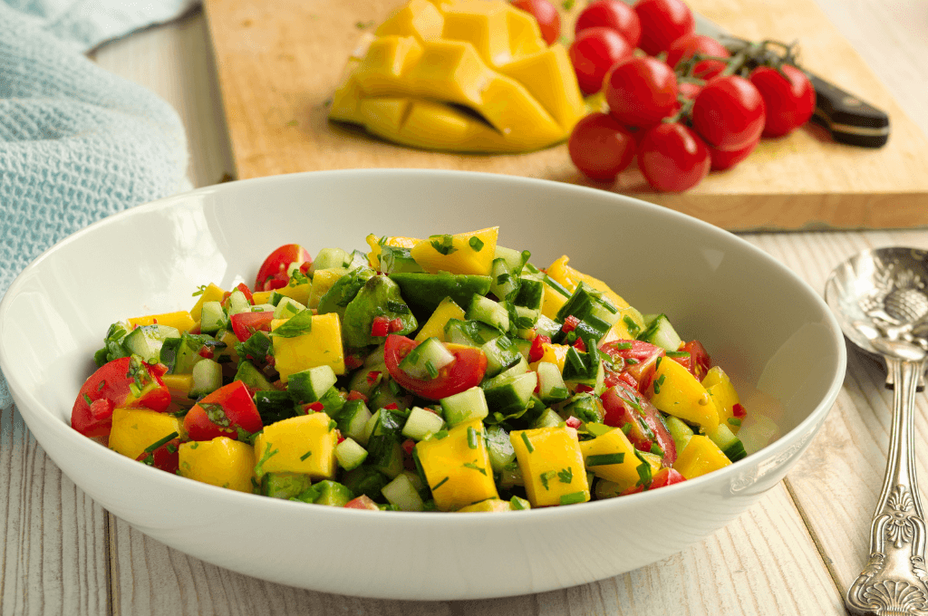 Ensalada de Pepino, Aguacate, Tomate y Mango