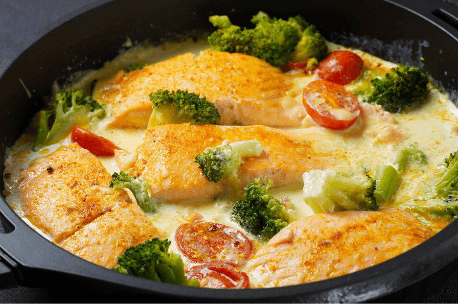 Salmón Cremoso con Brócoli, Tomates y Arroz Integral