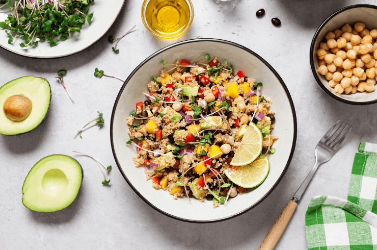 Ensalada de garbanzos con mango, quinoa y cilantro