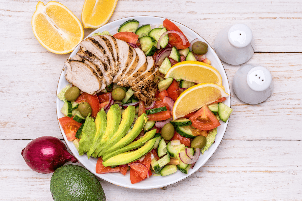 Ensalada Griega con Pollo y Aguacate
