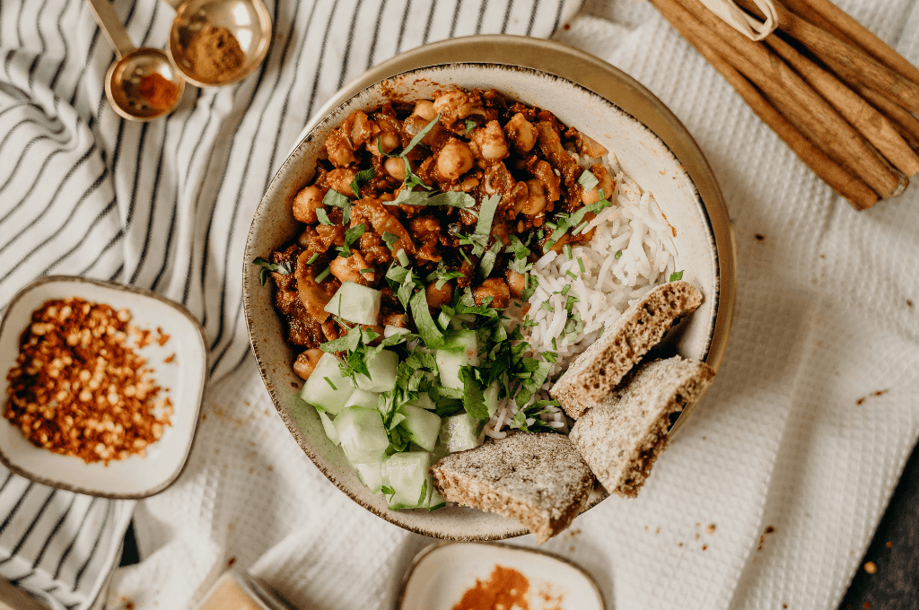 Garbanzos con chili con carne, arroz y pepino