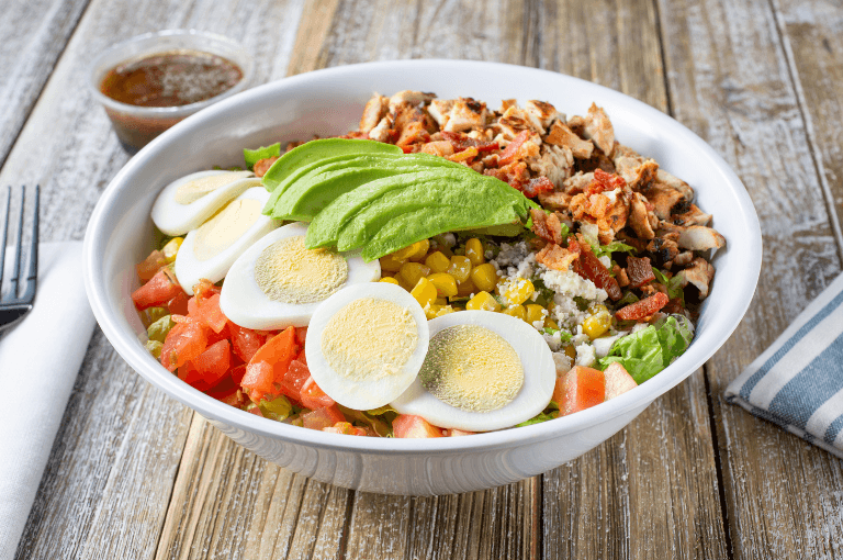 Bowl estilo mexicano con quinoa, huevo y aguacate