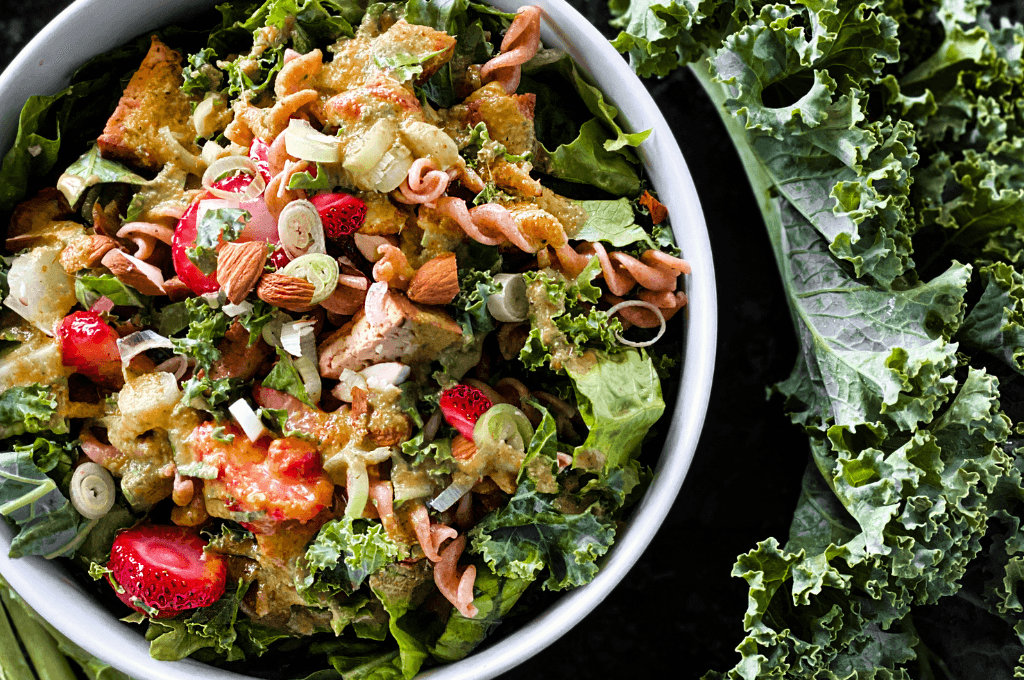 Ensalada Nutritiva con Col Rizada, Fresas y Pasta