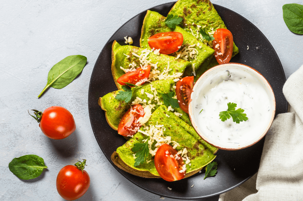 Crepes de Espinaca con Salsa de Yogur y Tomate