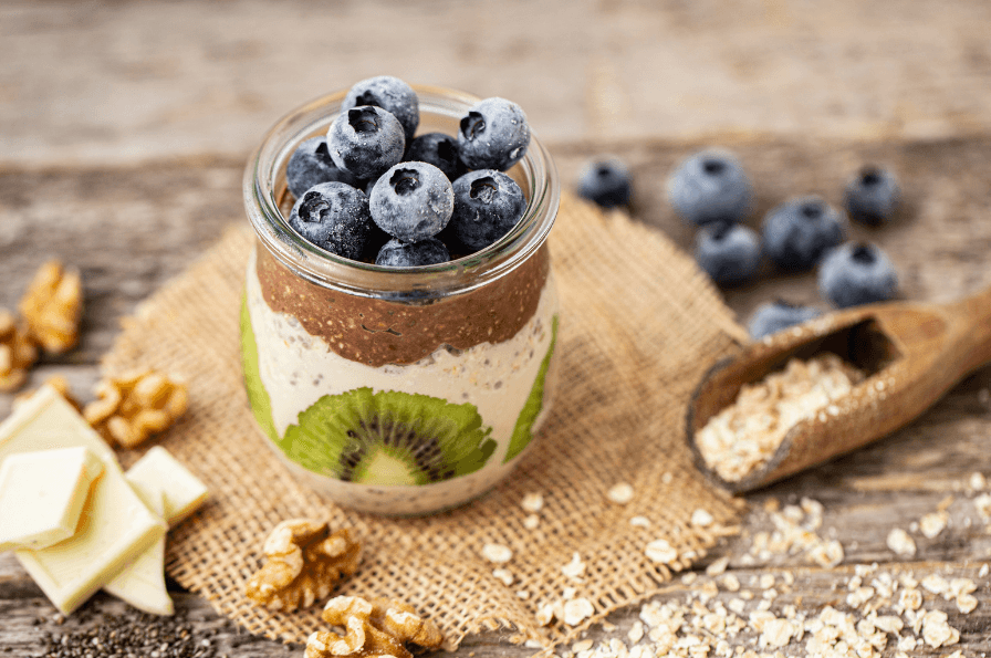 Avena trasnochada con kiwi, cacao y arándanos