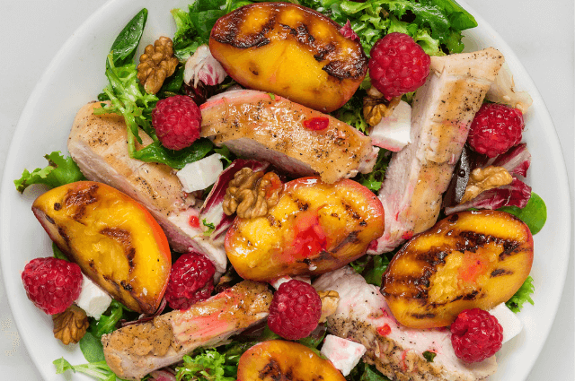 Ensalada de pollo, durazno a la parrilla y frambuesas