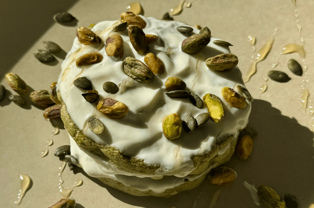Waffles de Espinaca con Yogur Griego, Pistachos y Miel
