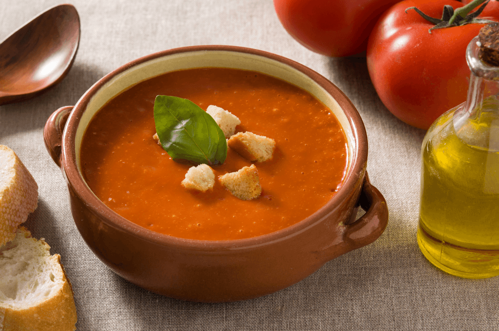 Sopa de Tomate Casera con Albahaca