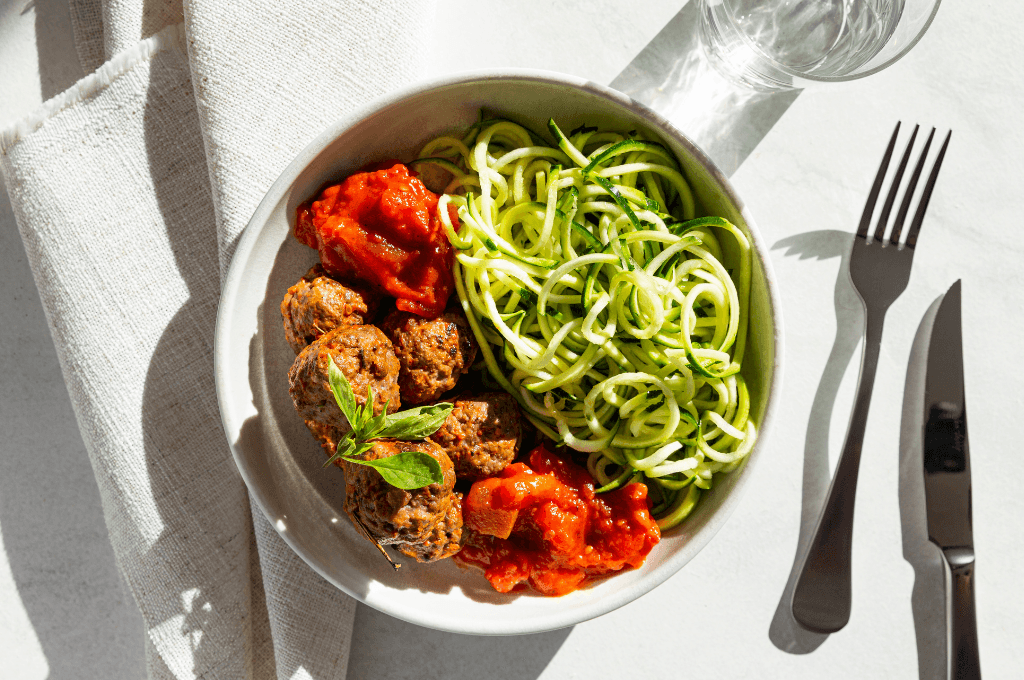 Noodles de Calabacín con Albóndigas Caseras
