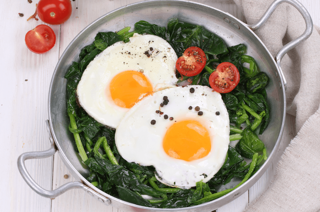 Huevos fritos con espinacas y tomate cherry