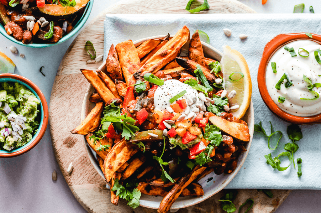 Nachos de papa dulce con guacamole y frijoles