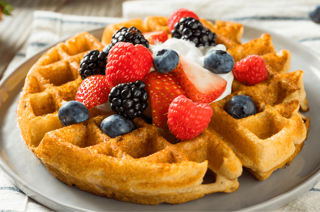 Waffles de proteína con frutos rojos y yogur