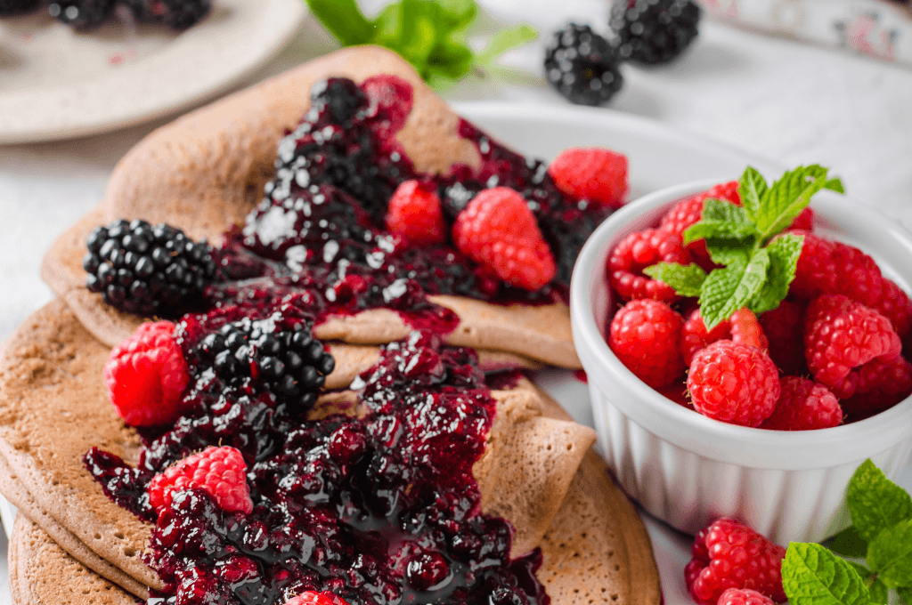 Crepes Saludables con Salsa de Moras y Frambuesas