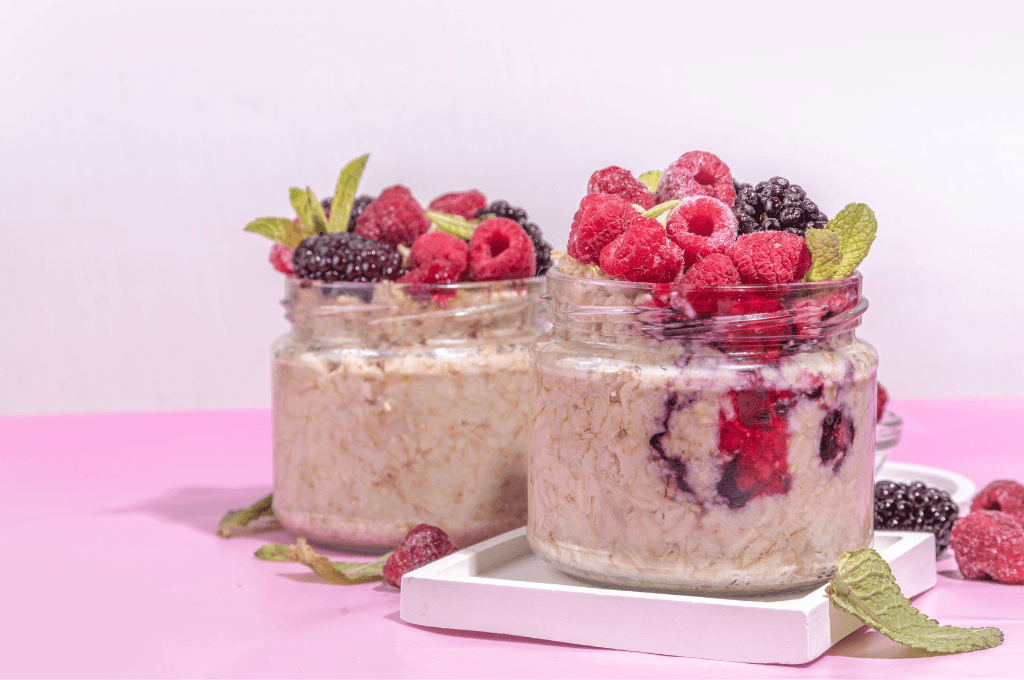 Avena trasnochada con frambuesas y moras