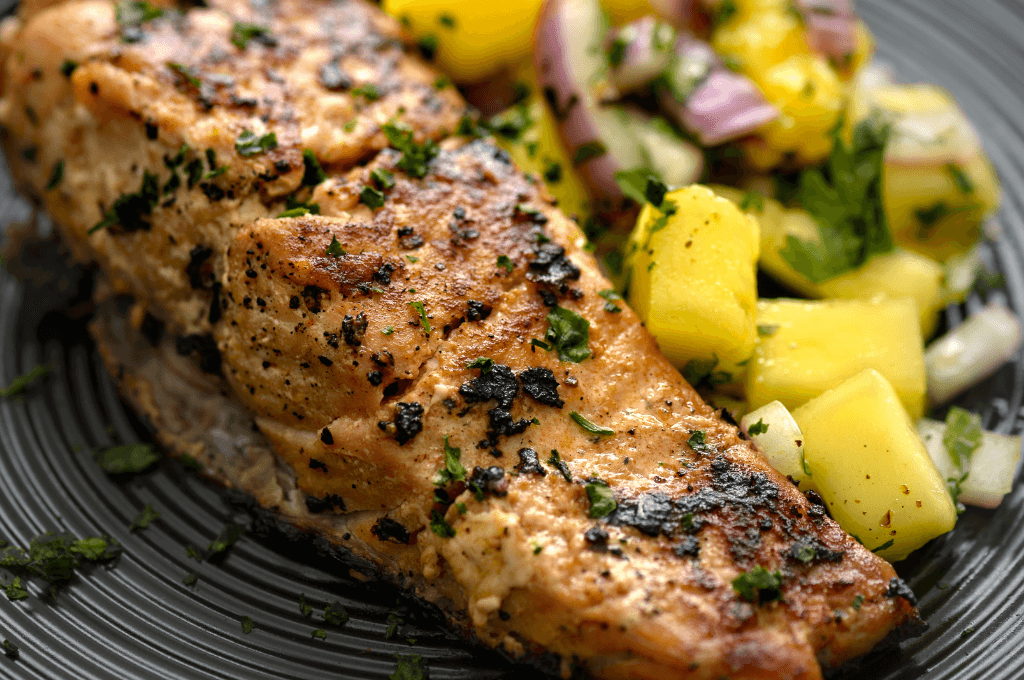 Salmón con Ensalada de Mango y Papas