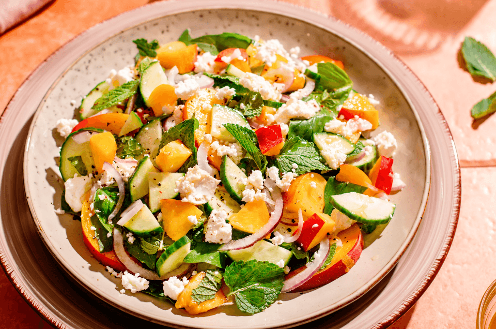 Ensalada de durazno con queso saludable y menta
