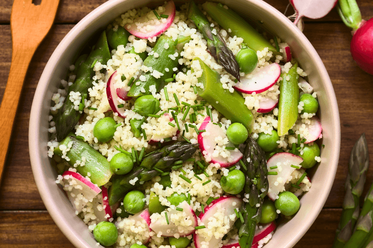 Ensalada de vegetales, quinoa, guisantes y huevo duro