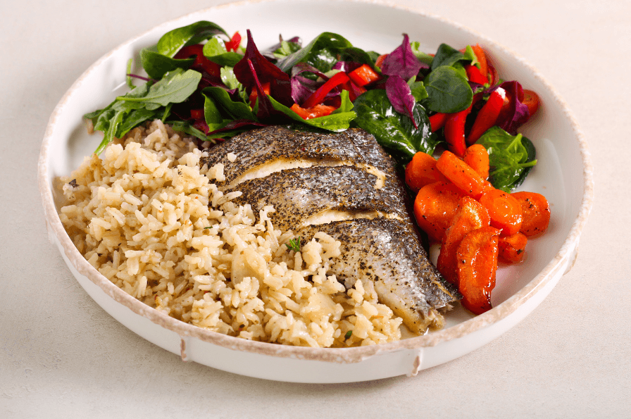 Pescado con Arroz Integral, Zanahorias Asadas y Ensalada Fresca