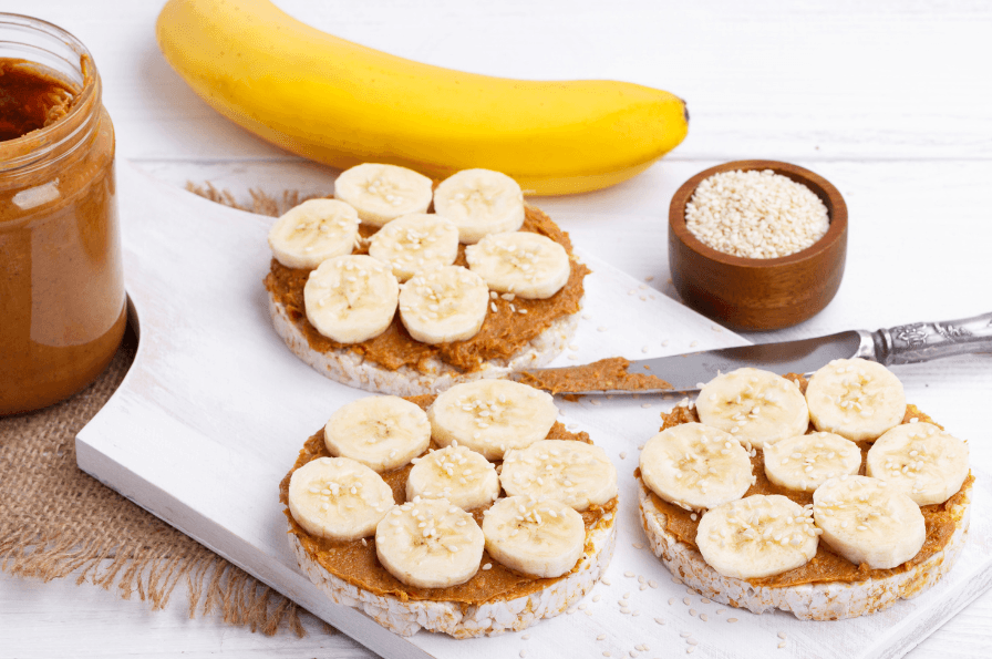 Tortitas de arroz con mantequilla de maní y plátano