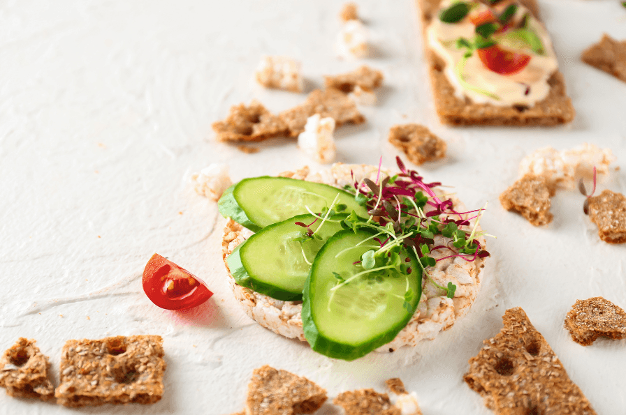 Tortita de Arroz con Pepino y Microgreens